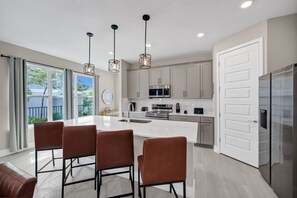 Fridge, oven, stovetop, dishwasher