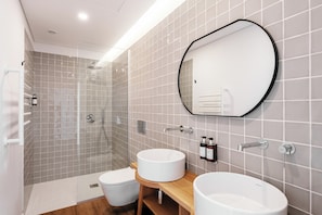 Superior Apartment, Pool View | Bathroom