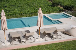 Piscine extérieure en saison