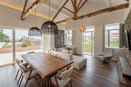 Premium Apartment, 2 Bedrooms, Pool View | Living area