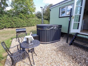 Outdoor dining - Snowdrop (Grimsby)