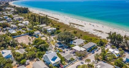 Mermaid’s Purse - Private Pool! 40 steps to beach!