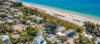 Mermaid’s Purse - Private Pool! 40 steps to beach!
