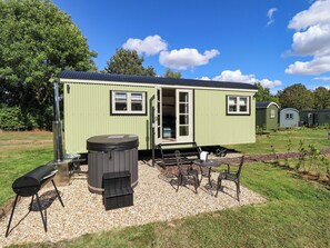 Outdoor dining - Magnolia (Grimsby)