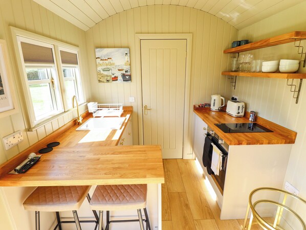 Cookware/dishes/utensils - Magnolia (Grimsby)