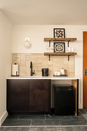 Premium bedding, in-room safe, laptop workspace, blackout drapes - The Promissory Hotel (Roanoke)