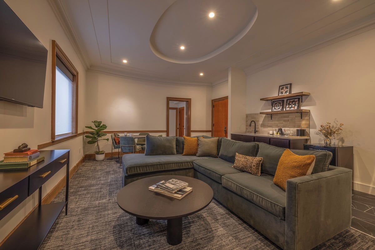 Suite, 1 King-Bett und Schlafsofa | Wohnbereich | Smart-TV, Streaming-Dienste