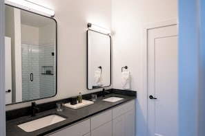 Premier suite, meerdere bedden | Badkamer | Een haardroger, badjassen, handdoeken, zeep