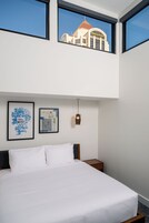 Caja de seguridad en la habitación y cortinas blackout