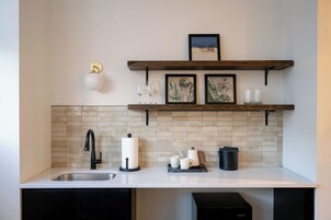 Caja de seguridad en la habitación y cortinas blackout