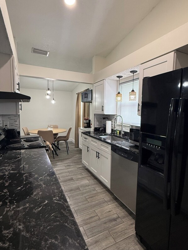 Paper towels - Spacious Family Dog Friendly Near TPA Airport Mall Highway 3 Bedroom Fenced Yard (Tampa)