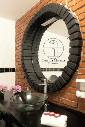 Standard Room | Bathroom