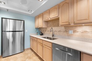 Condo, varias camas (Las Brisas 502) | Cocina privada