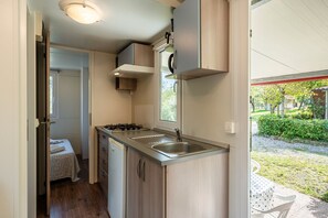 Fridge, stovetop, cookware/dishes/utensils