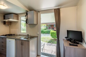 Fridge, stovetop, electric kettle, cookware/dishes/utensils