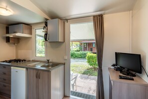 Jääkaappi, liesi, keittoastiat/astiat/ruokailuvälineet