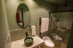 Shower, hair dryer, towels, soap - Casa Savana Suites  (São Paulo)