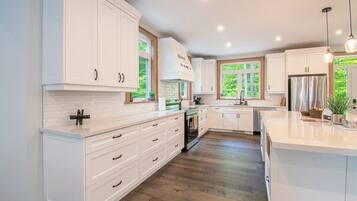 ثلاجة، ميكروويف، فرن، موقد طهي مسطح