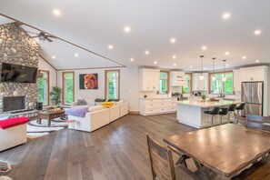 تلفزيون ذكي، كرة قدم الطاولة، تنس طاولة، كُتُب