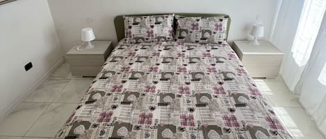 Silitysrauta/-lauta, Wi-Fi, vuodevaatteet