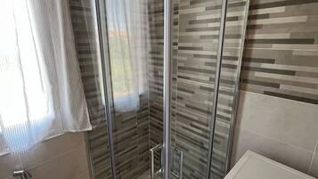 Douche, sĂšche-cheveux, serviettes fournies, savon