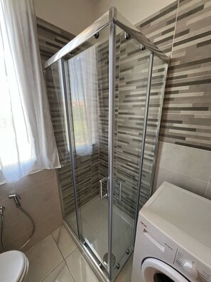 Dusche, Haartrockner, Handtücher, Seife