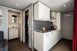 Kühlschrank, Herdplatte, Kochgeschirr/Geschirr/Besteck