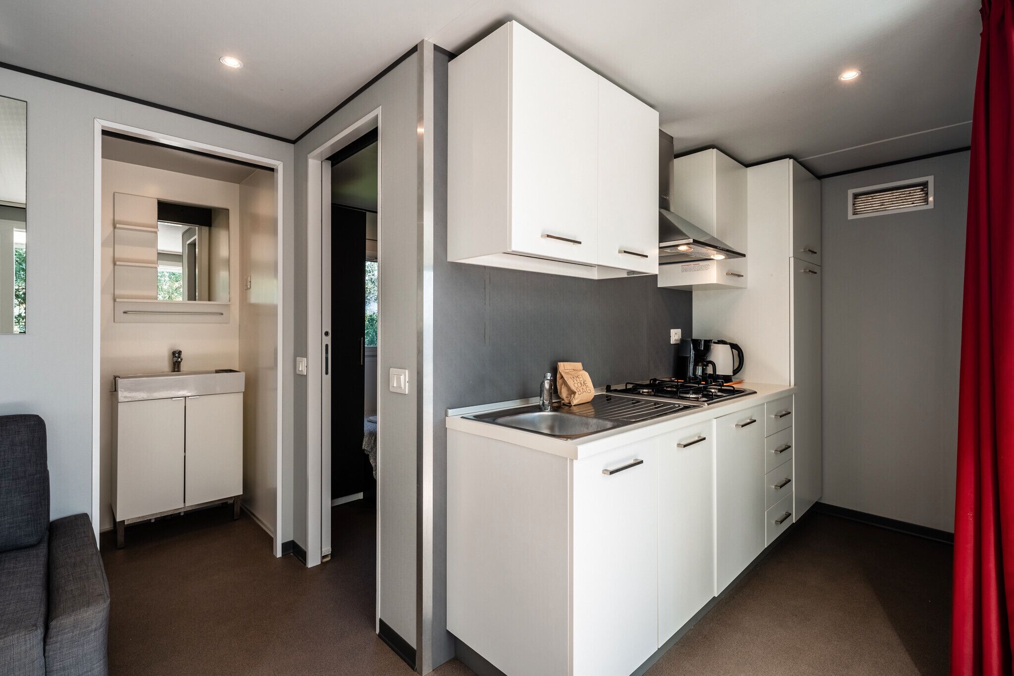 Kühlschrank, Herdplatte, Kochgeschirr/Geschirr/Besteck