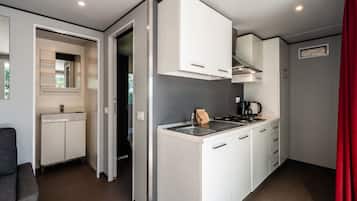 Kühlschrank, Herdplatte, Kochgeschirr/Geschirr/Besteck