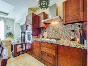 Departamento, 1 cama King size, balcón (V399 505) | Cocina privada | Cafetera y tetera y comedor 