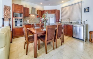 Appart'hÎtel, 1 trÚs grand lit, bain à remous (V399 505) | 1 chambre, décoration personnalisée, ameublement personnalisé