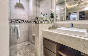 Apartment, 1 King-Bett, Whirlpool (V399 505) | Badezimmer | Handtücher