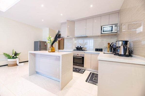 ميكروويف، فرن، موقد طهي مسطح، غسالة أطباق