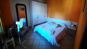 A bedroom with a bed, a wardrobe, a desk with a lamp, and a mirror. - N. & A. Sweet Home, 5 minutes from the city center of Lucca (Lucca)