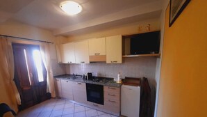 A kitchen with a tiled floor, a stove, a sink, and cabinets. - N. & A. Sweet Home, 5 minutes from the city center of Lucca (Lucca)