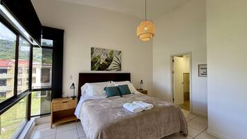 Tabla de planchar con plancha, wifi y ropa de cama