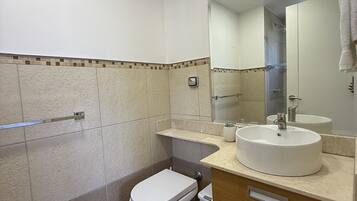 Douche, sĂšche-cheveux, serviettes fournies, savon