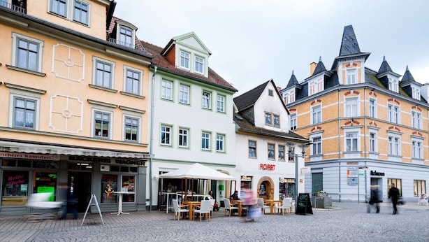 A cobblestone square with historic buildings, outdoor seating, and a prominent 'ROST' sign. - High-quality, centrally located apartment in the middle of the city (Rudolstadt)