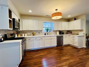 ثلاجة، ميكروويف، فرن، موقد طهي مسطح