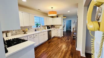 KylskÄp, mikrovÄgsugn, ugn och spishÀll