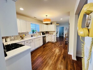 Kylskåp, mikrovågsugn, ugn och spishäll