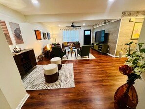 Een televisie en een stereo