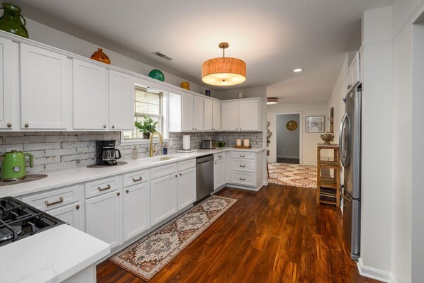 Kjøleskap, mikrobølgeovn, ovn og kokeplater