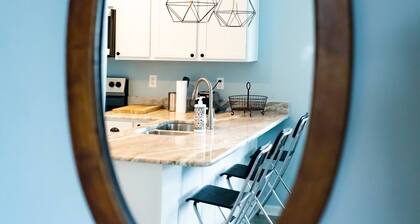 Clean & Serene House + Studio - Easy On/off I-40