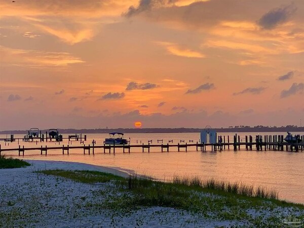 Days Like This -Spacious Home Steps From The Beach - Navarre Beach, FL