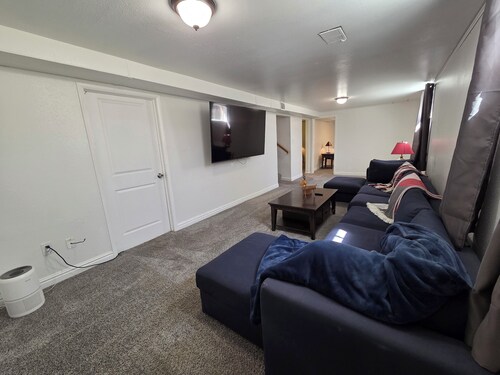 4 Bedroom house within 10 minutes of Downtown Denver! Full house with yard.