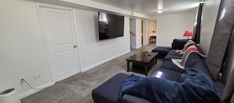 4 Bedroom house within 10 minutes of Downtown Denver! Full house with yard.