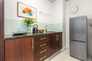 Fridge, cookware/dishes/utensils