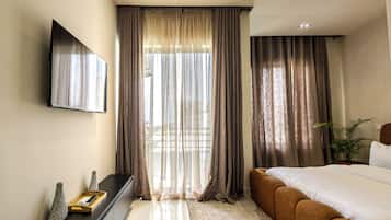 Apartment, Roll-in Shower, Balcony | In-room safe, desk, laptop workspace, blackout drapes