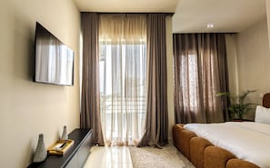 Apartamento, chuveiro com barras de apoio, sacada | Cofres nos quartos, escrivaninha, espaço de trabalho para notebook